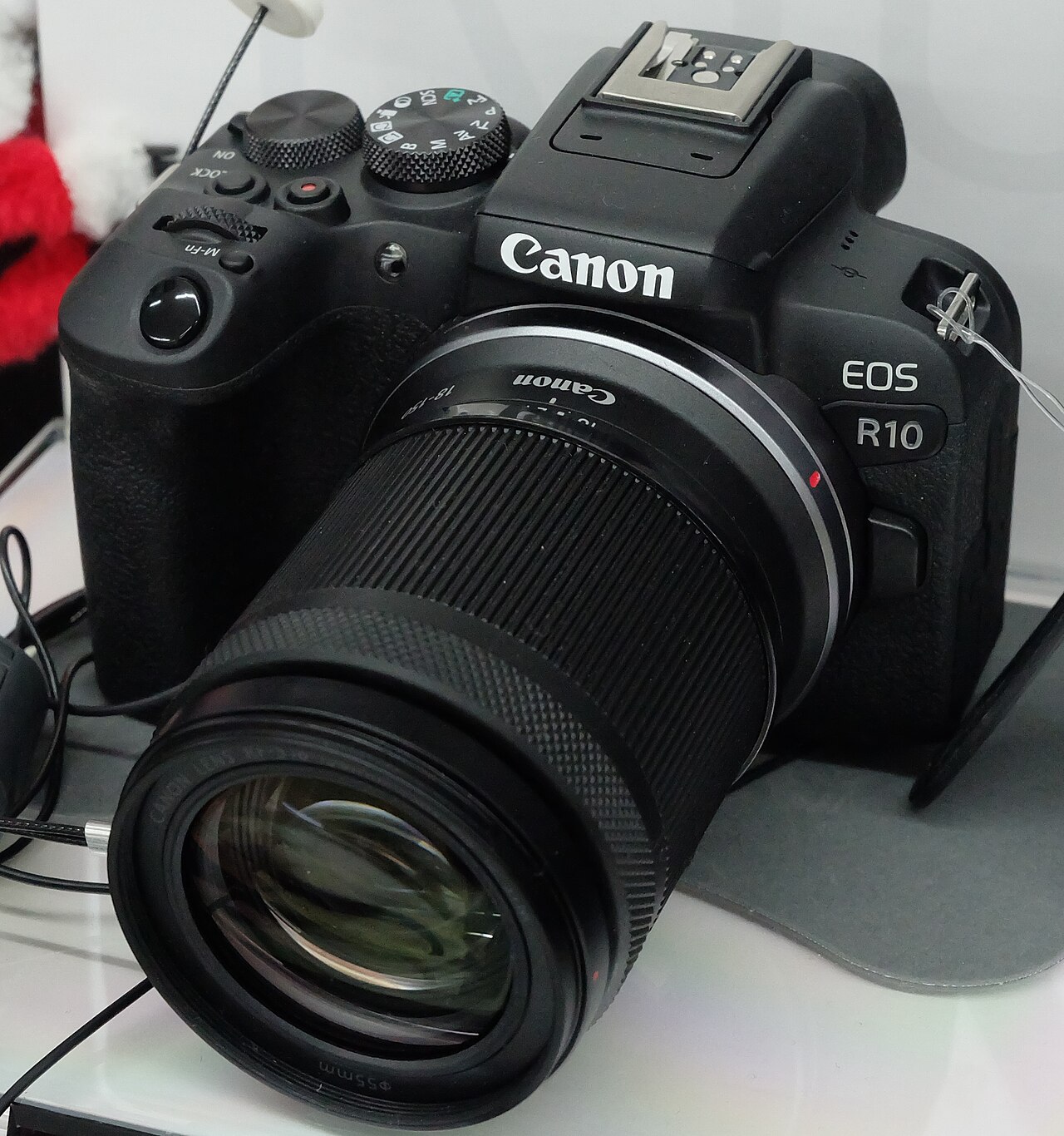 ブラックのCanon EOS R10にRF-S18–150mmレンズを装着した店頭展示品の参考写真。販売個体の写真ではありません。 写真：昼落ち／CC BY-SA 4.0。独自加工なし。