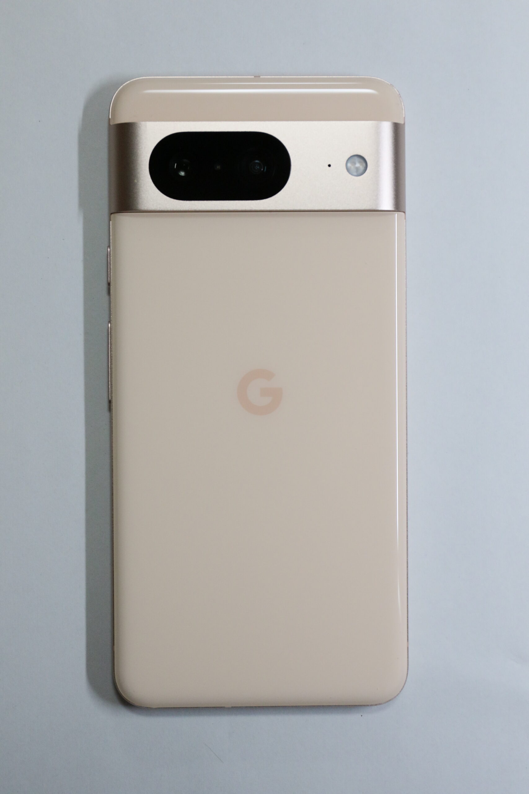 Google Pixel 8のRoseの背面参考写真。紹介する出品は別色Hazel・128GBの整備済み品で、写真は販売される個体ではありません。