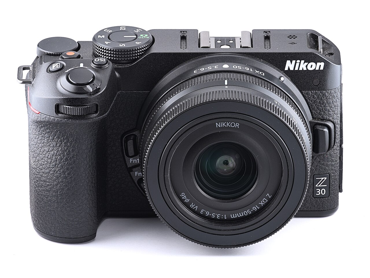 ブラックのNikon Z30にNIKKOR Z DX 16–50mm VRレンズを装着した参考写真。販売個体の写真ではありません。 写真：Phiarc／CC BY-SA 4.0。独自加工なし。