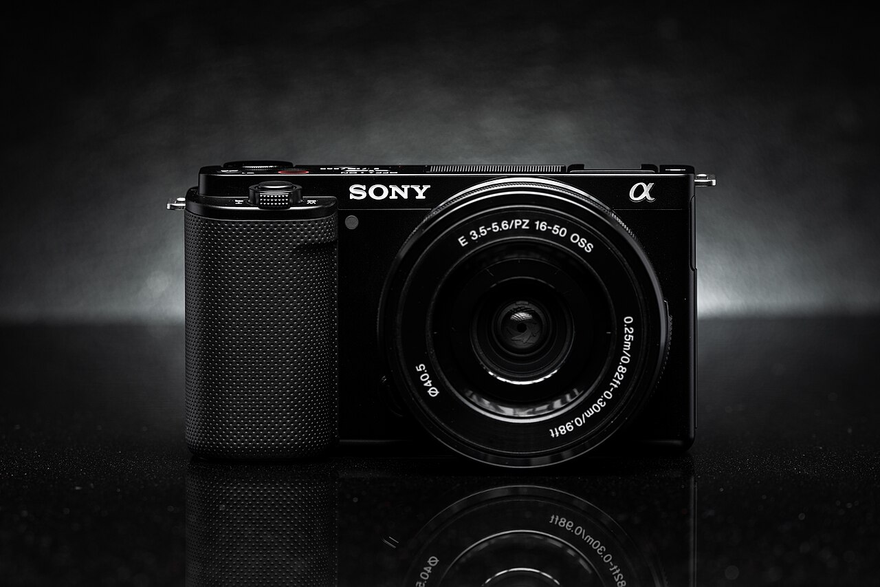 ブラックのSony ZV-E10にSELP1650を装着した参考写真。紹介対象はZV-E10L B。販売個体の写真ではありません。 写真：Henry Söderlund／CC BY 2.0。独自加工なし。
