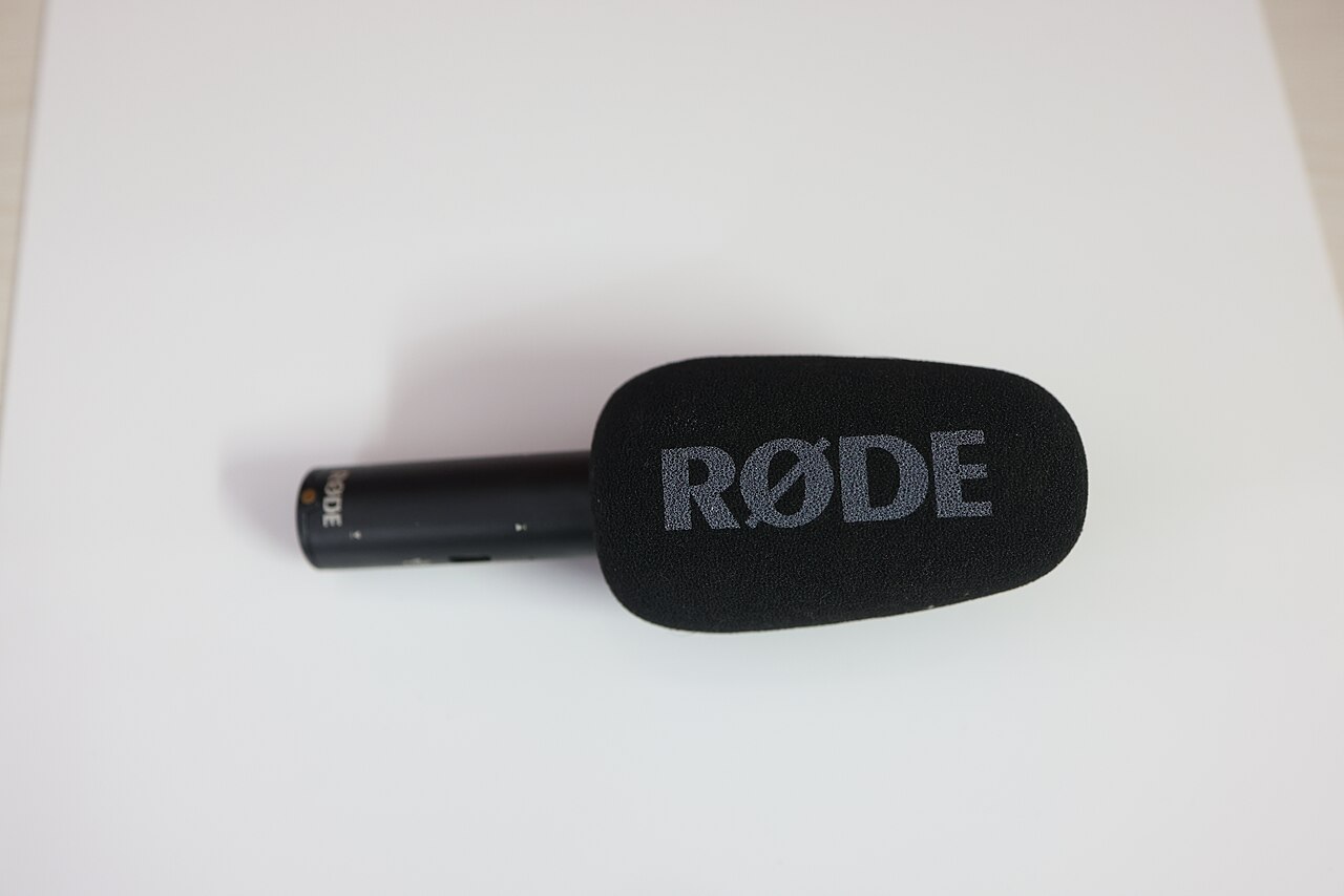 黒いRØDE VideoMic GO II本体にフォーム製ウインドシールドを付けた外観参考写真。紹介するセットの付属HELIXマウントは写っていません。販売個体の写真ではありません。写真：Gannu03／Wikimedia Commons、CC BY-SA 4.0。配信元の縮小版を独自加工なしで使用。