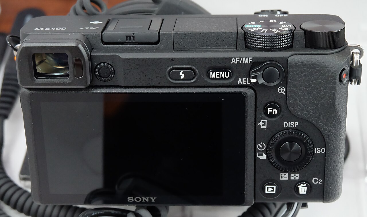 黒いSony α6400の背面。液晶画面、ファインダー、操作ボタンが写っている。キットの付属レンズを示す写真ではありません。